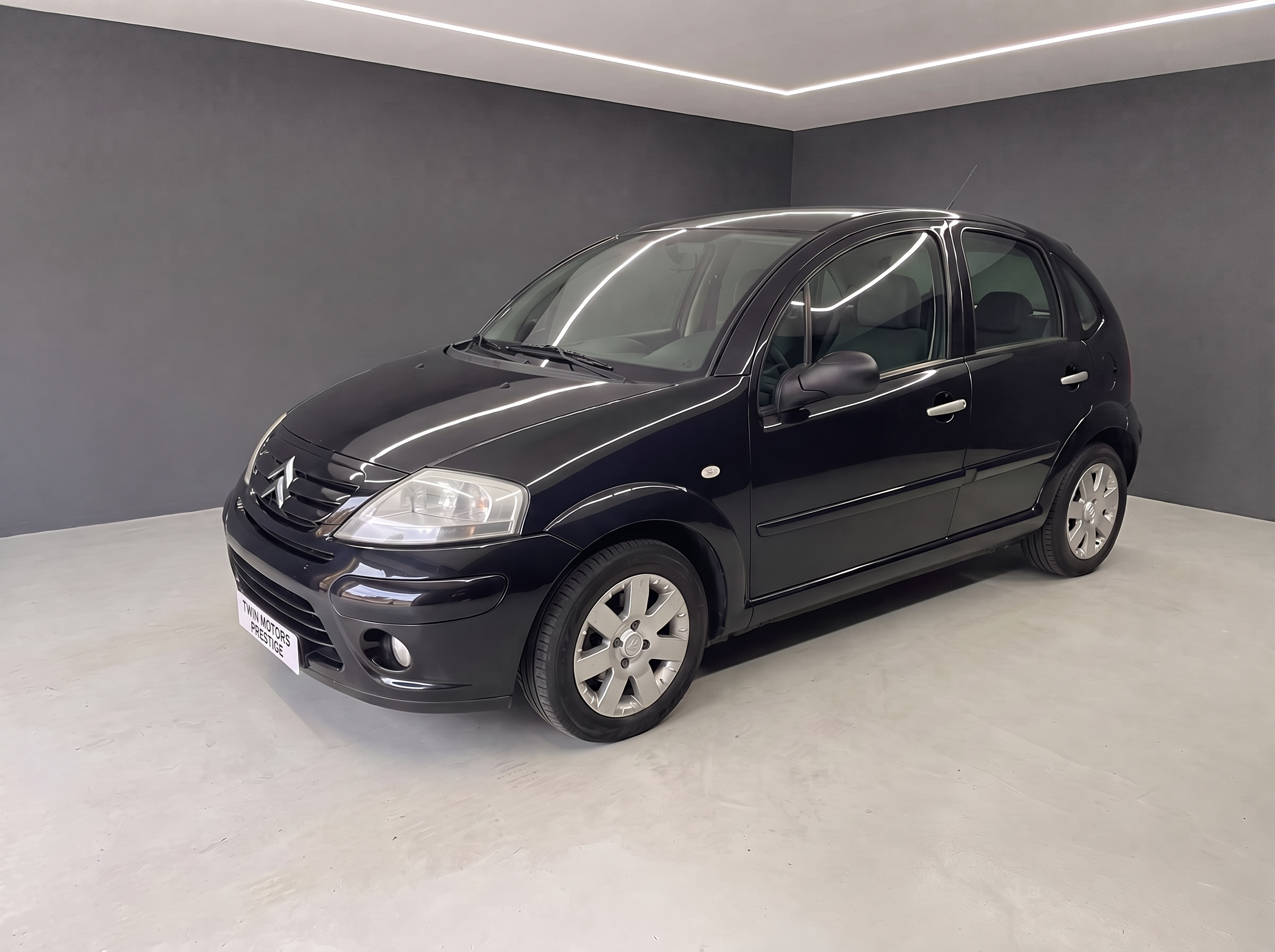 Citroën C3 noire vue de trois-quarts avant dans le garage